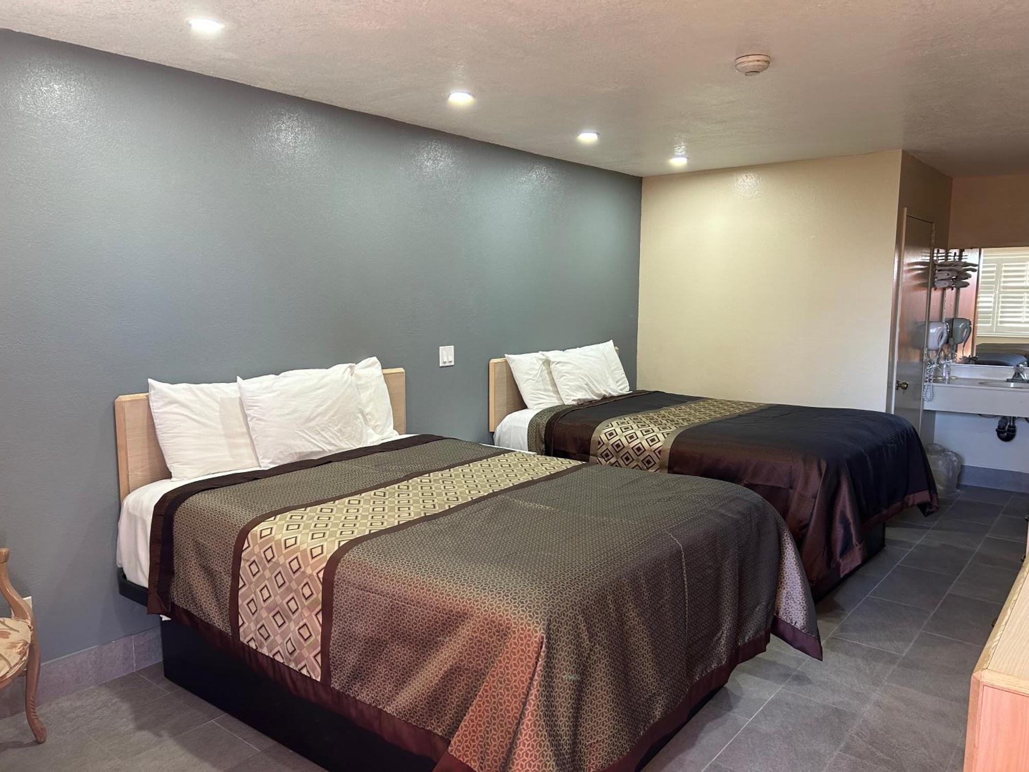 California Inn Hotel And Suites Adelanto Us 395 Buitenkant foto